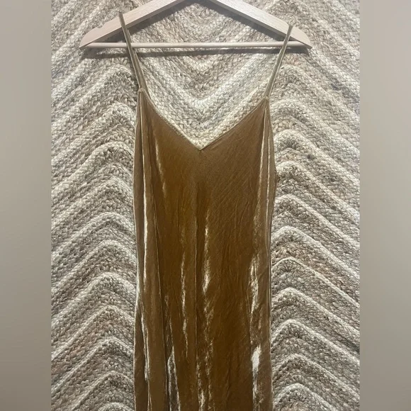 Reformation Women's Gold Velvet Slip Dress,Mini Dress,Sleeveless,Size S Reformation Women's Gold Velvet Slip Dress,Mini Dress,Sleeveless,Size S